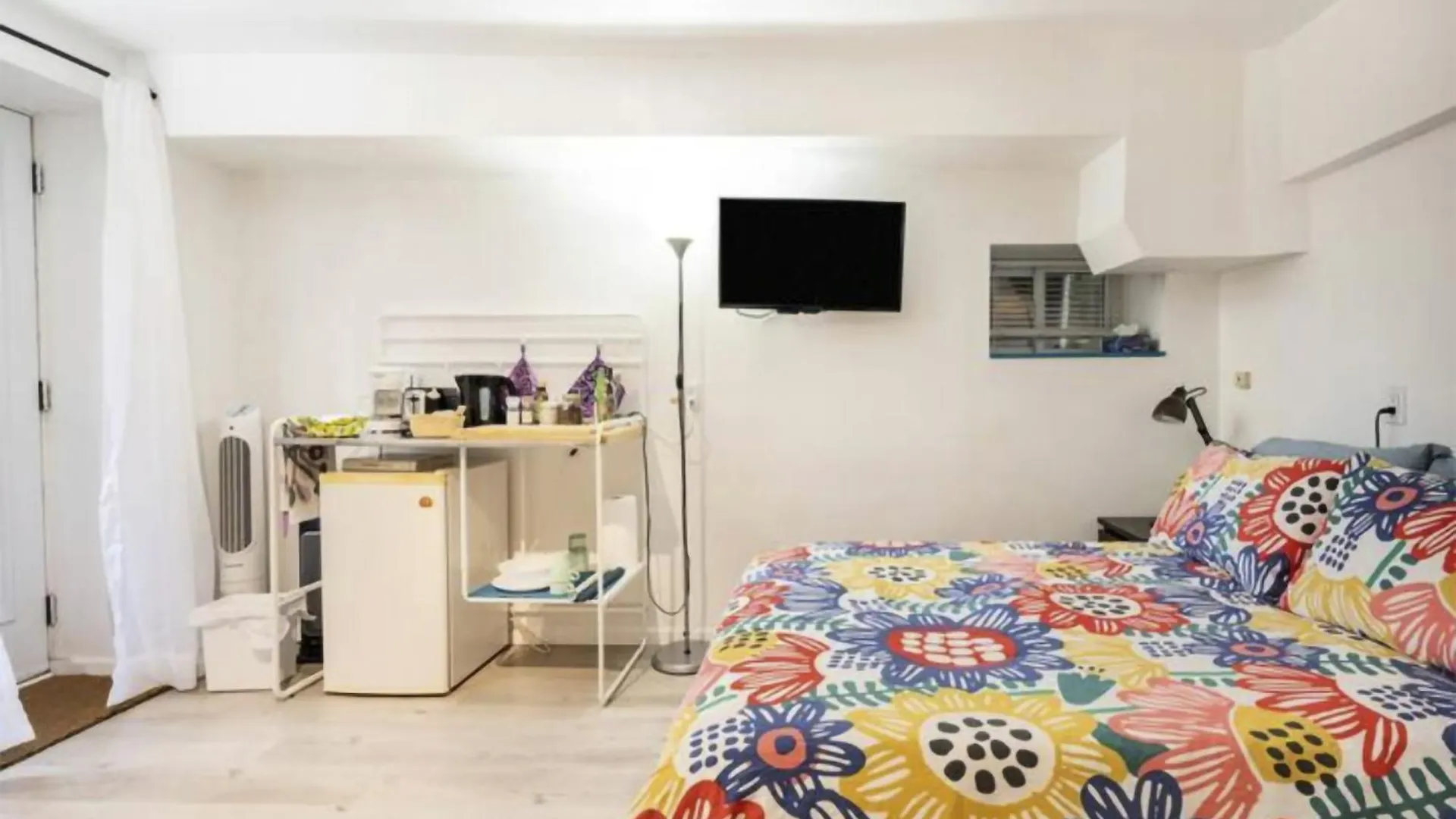 An Independent Beach Retreat Steps From The Lake And Right In The City Apartment Toronto