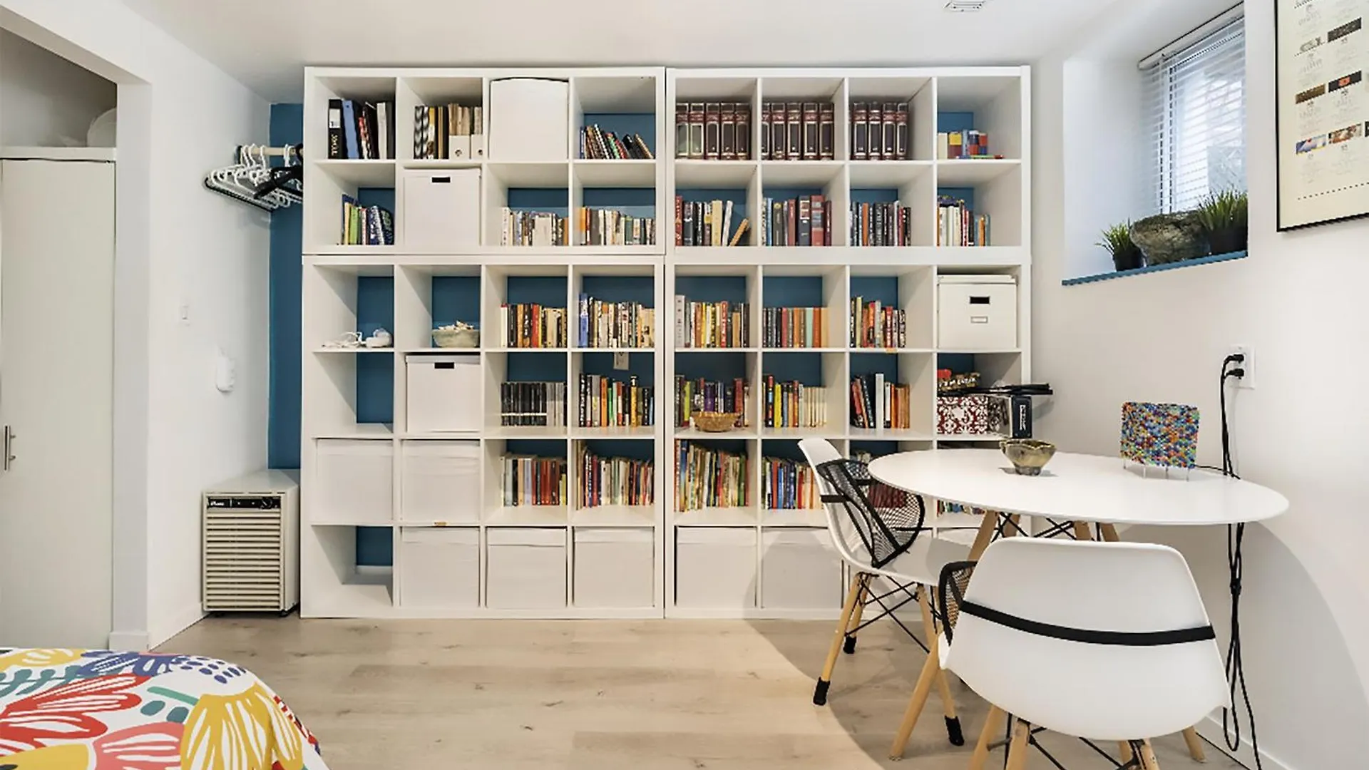 An Independent Beach Retreat Steps From The Lake And Right In The City Apartment Toronto