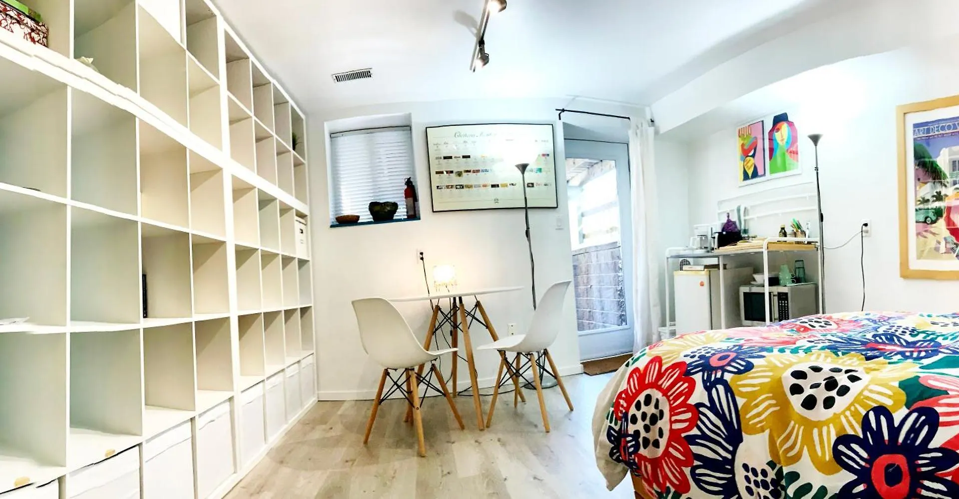 An Independent Beach Retreat Steps From The Lake And Right In The City Apartment Toronto